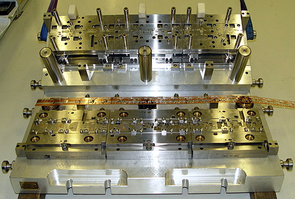 Штампы последовательного действия Штампы последовательного действия